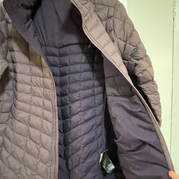 The Northface Women’s Thermoball hoodie quilted jacket purple plumb size XL - Picture 5 of 8